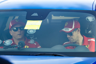 Kimi Raikkonen, Ferrari, e Sebastian Vettel, Ferrari, ispezionano il circuito