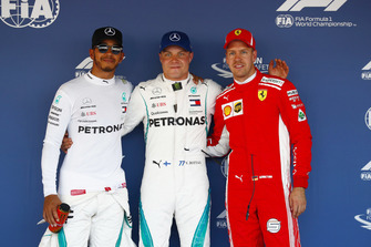 Lewis Hamilton, Mercedes AMG F1, Pole sitter Valtteri Bottas, Mercedes AMG F1, en Sebastian Vettel, Ferrari