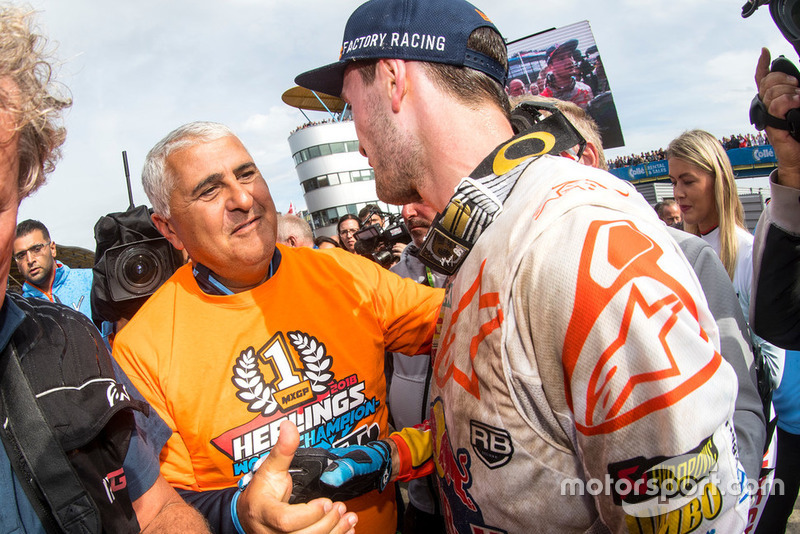 Claudio di Carli, managaer van 'Team Cairoli' feliciteert Herlings met de titel.