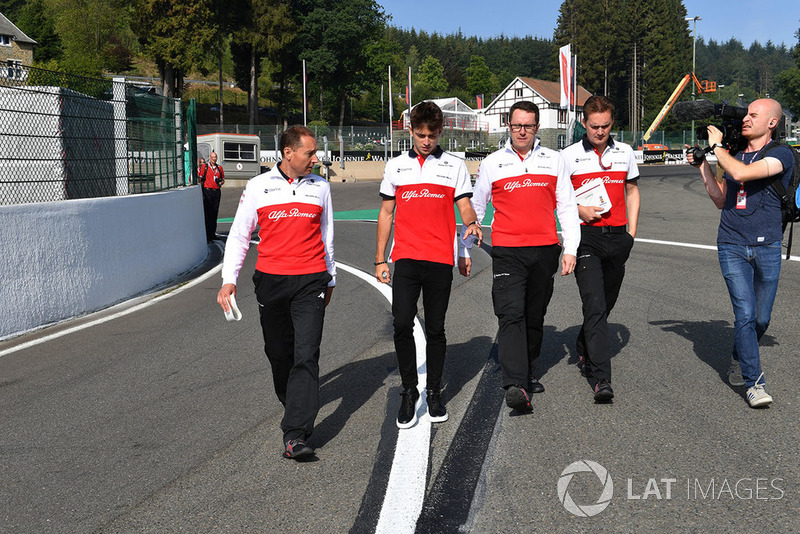 Charles Leclerc, Sauber, cammina lungo il circuito