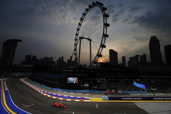 Sebastian Vettel, Ferrari SF71H, supera la ruota panoramica di Singapore