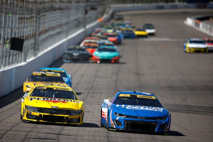Ryan Blaney, Team Penske Ford, Kyle Larson, Hendrick Motorsports Chevrolet