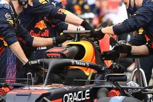 Mechanics with the car of Max Verstappen, Red Bull Racing RB16B