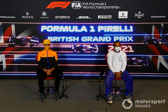 Lando Norris, McLaren, Lewis Hamilton, Mercedes, en la conferencia de prensa