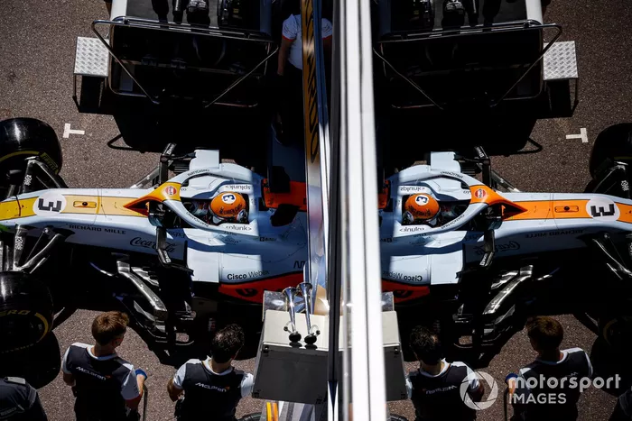 Daniel Ricciardo, McLaren MCL35M, sale de boxes