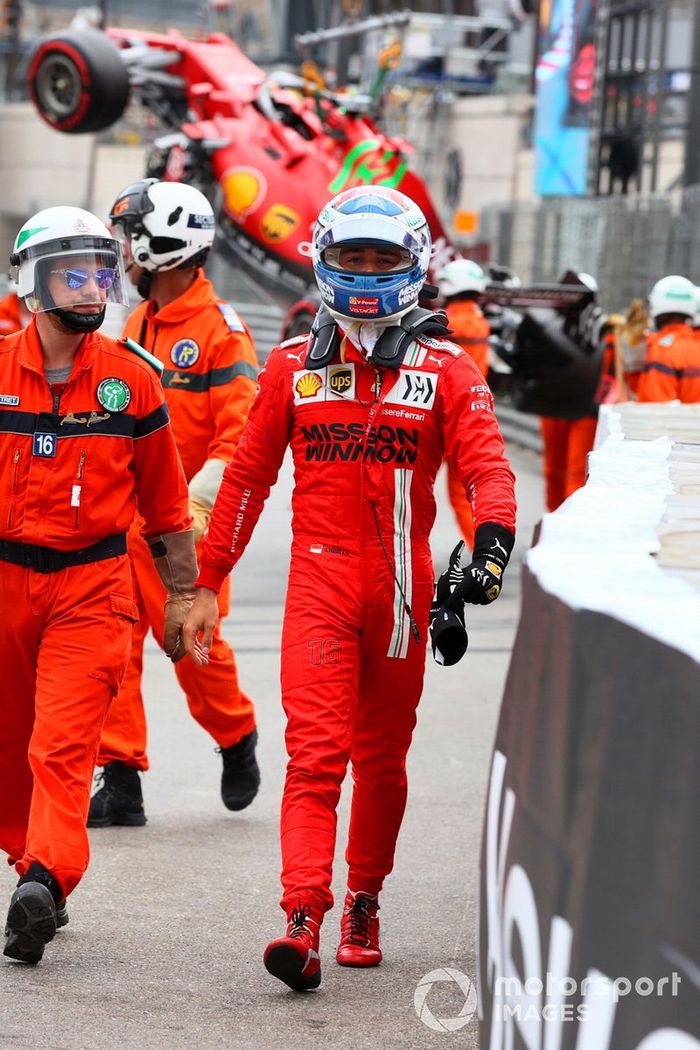 Comisarios con Charles Leclerc, Ferrari, tras su accidente