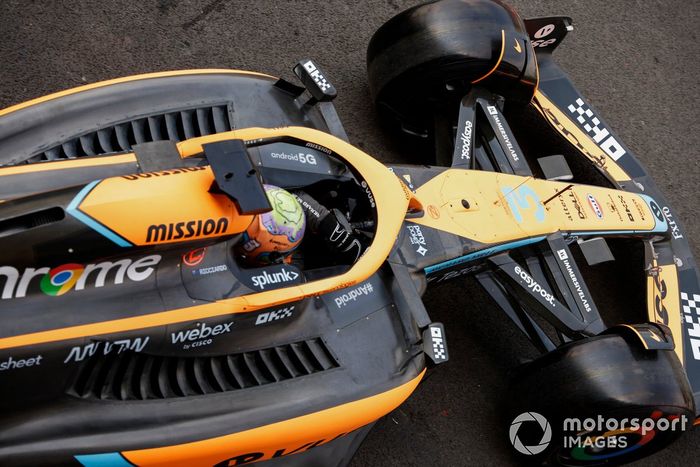 Daniel Ricciardo, McLaren MCL36, sale del garaje