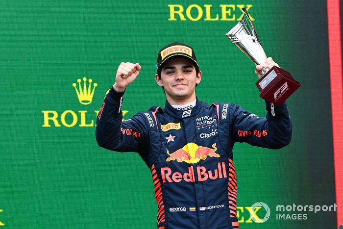 Sebastián Montoya, Hitech Pulse-Eight celebra con el trofeo en el podio