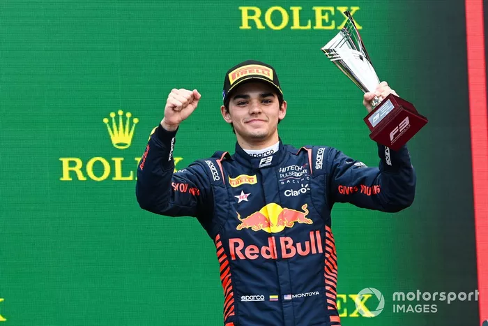 Sebastián Montoya, Hitech Pulse-Eight celebra con el trofeo en el podio