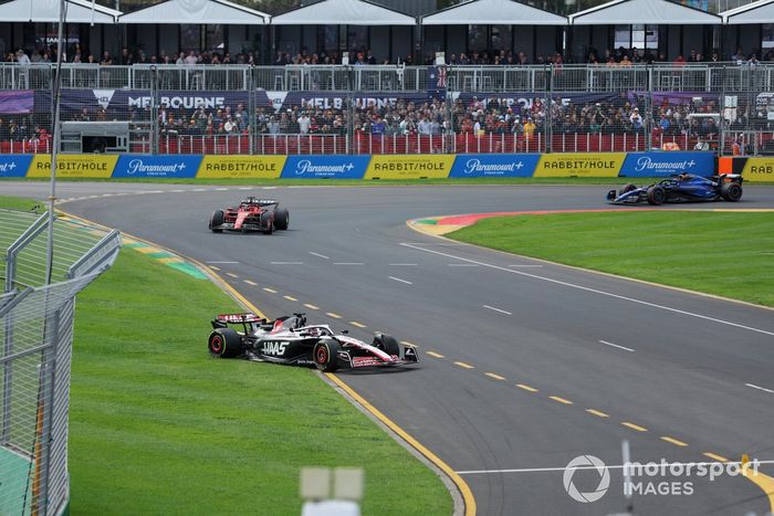 Kevin Magnussen, Haas VF-23, se reincorpora tras una salida por delante de Charles Leclerc, Ferrari SF-23, Alex Albon, Williams FW45