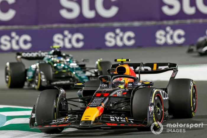 Sergio Pérez, Red Bull Racing RB19, Fernando Alonso, Aston Martin AMR23