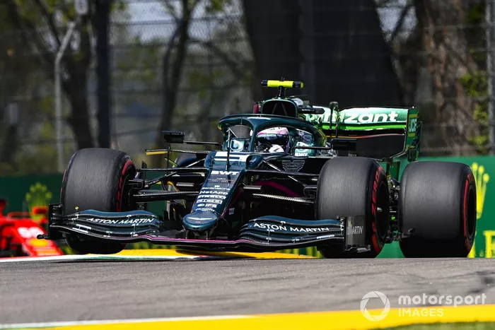 Sebastian Vettel, Aston Martin AMR21, Carlos Sainz Jr., Ferrari SF21