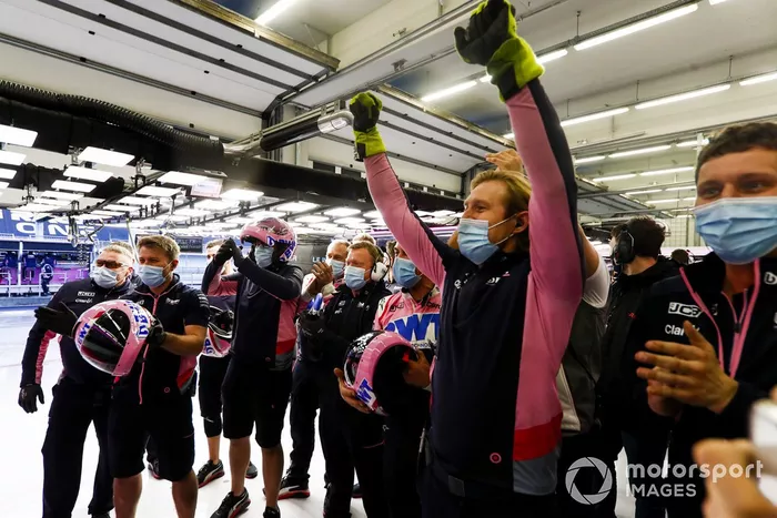El equipo Racing Point celebra en el garaje tras conseguir la pole Lance Stroll, Racing Point