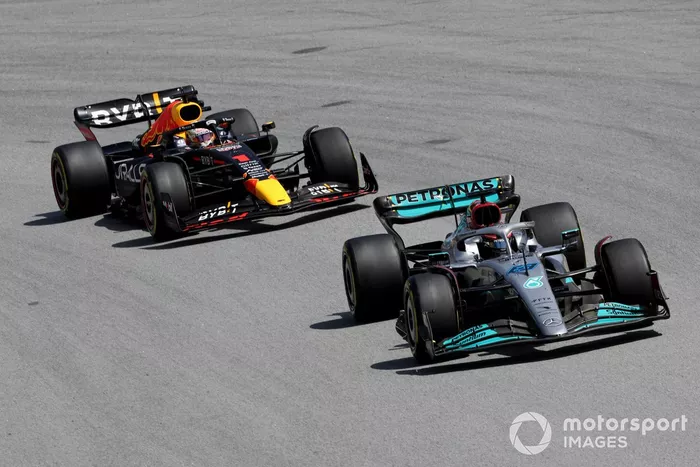Max Verstappen, Red Bull Racing RB18 y George Russell, Mercedes W13 