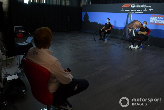 Romain Grosjean e Kevin Magnussen na coletiva