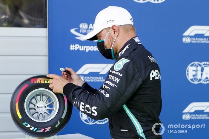 Valtteri Bottas, Mercedes-AMG Petronas F1, signs the Pirelli Pole Position award