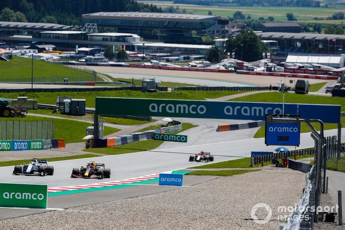 Alex Albon, Red Bull Racing RB16, passes Jack Aitken, Williams FW43