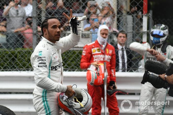 Ganador de la carrera Lewis Hamilton, Mercedes AMG F1, celebra en Parc Ferme