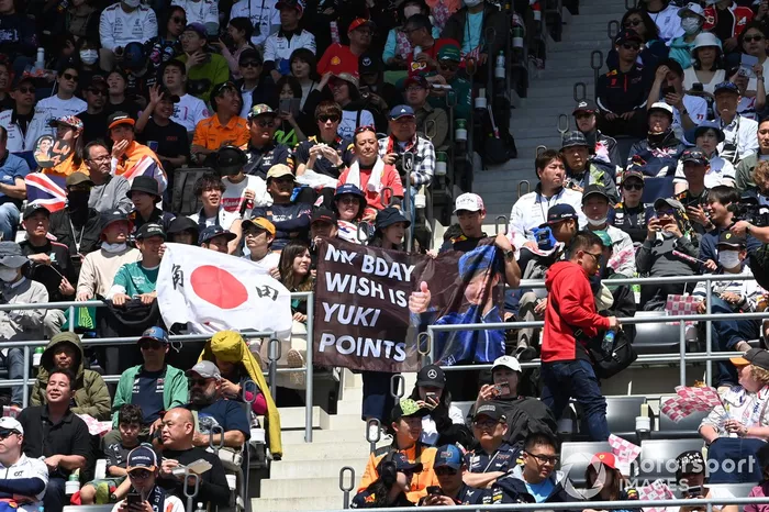 Un fan avec un message de soutien pour Yuki Tsunoda, Visa Cash App RB F1 Team