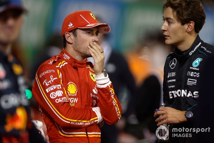 Charles Leclerc, Scuderia Ferrari, habla con George Russell, Mercedes-AMG F1 Team