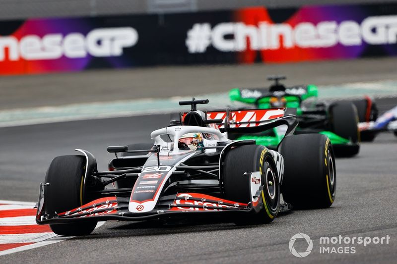 Kevin Magnussen, Haas VF-24, Valtteri Bottas, Kick Sauber C44