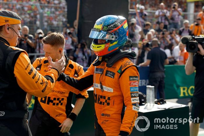 Oscar Piastri, McLaren F1 Team, 1ª posición, es felicitado por sus compañeros de equipo en Parc Ferme