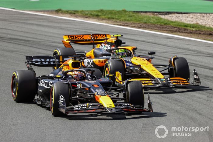 Max Verstappen, Red Bull Racing RB20, lucha con Lando Norris, McLaren MCL38