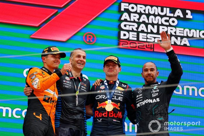 Lando Norris, McLaren F1 Team, 2ª posición, el delegado del trofeo Red Bull, Max Verstappen, Red Bull Racing, 1ª posición, Lewis Hamilton, Mercedes-AMG F1 Team, 3ª posición, en el podio.