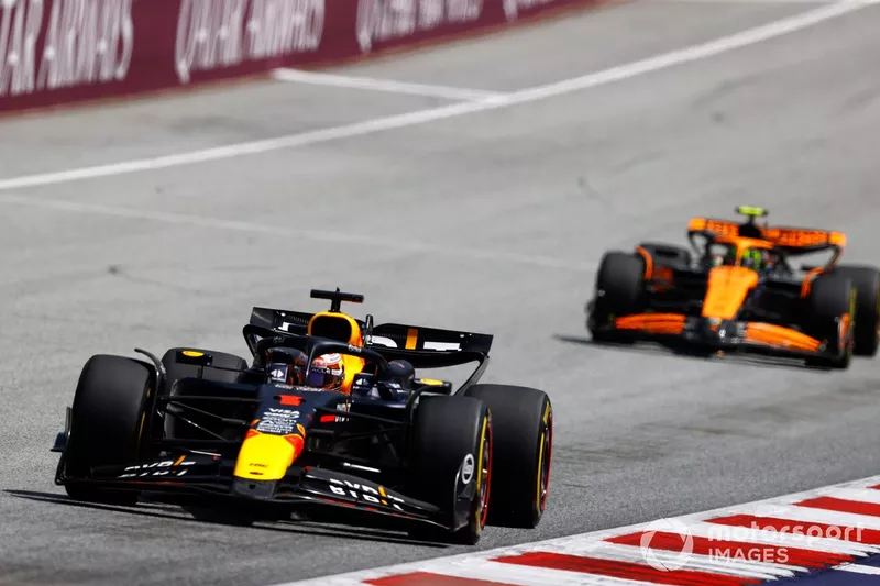 Max Verstappen, Red Bull Racing RB20, devance Lando Norris, McLaren MCL38