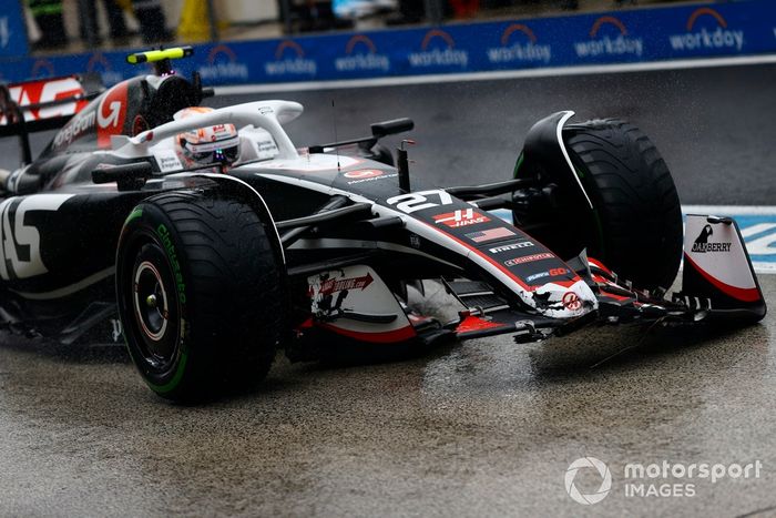 Nico Hulkenberg, Haas VF-24, en boxes con el alerón delantero dañado
