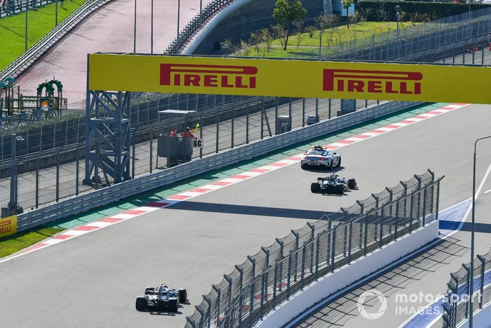 El Safety Car al frente de Lewis Hamilton, Mercedes F1 W11, and Valtteri Bottas, Mercedes F1 W11