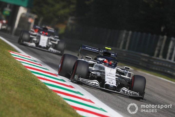 Pierre Gasly, AlphaTauri AT01, Daniil Kvyat, AlphaTauri AT01