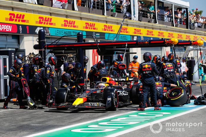 Max Verstappen, Red Bull Racing RB18, hace una parada en boxes