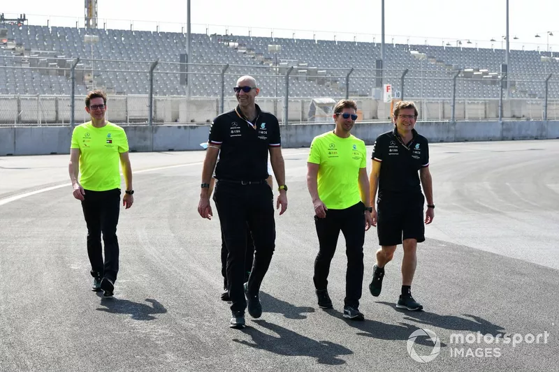 Andrew Shovlin, directeur de l'ingénierie piste, Mercedes AMG, et d'autres membres de l'écurie