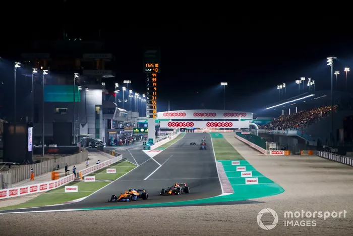 Lando Norris, McLaren MCL35M, Sergio Pérez, Red Bull Racing RB16B