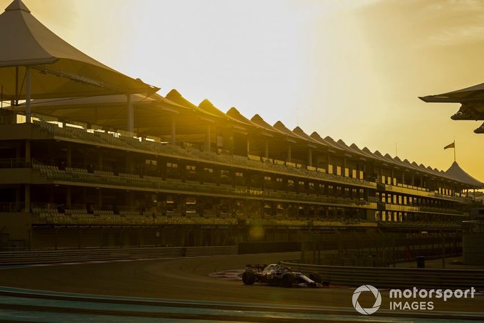 Guanyu Zhou, Alfa Romeo Racing C39 adaptado (muleto) con los Pirelli de 18 pulgadas 