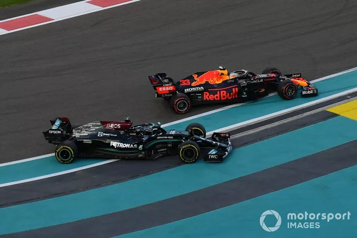 Lewis Hamilton, de Mercedes, y Max Verstappen, de Red Bull Racing, luchan por el liderato