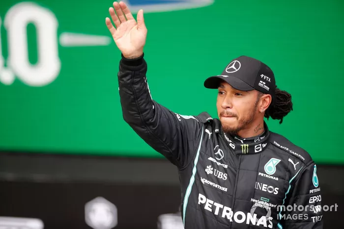 Ganador de la pole para la carrera Sprint Lewis Hamilton, de Mercedes, saluda a los aficionados
