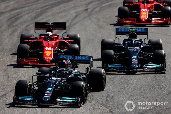 Lewis Hamilton, Mercedes W12, Valtteri Bottas, Mercedes W12, Charles Leclerc, Ferrari SF21, y Carlos Sainz Jr, Ferrari SF21