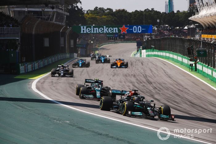 Lewis Hamilton, Mercedes W12, Sebastian Vettel, Aston Martin AMR21, y Pierre Gasly, AlphaTauri AT02