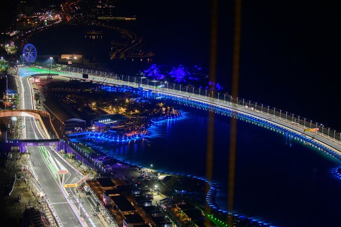 Vista nocturna del circuito Yeda Corniche
