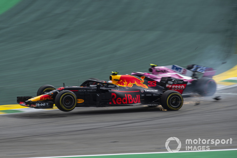 Le leader Max Verstappen, Red Bull Racing RB14 s'accroche avec Esteban Ocon, Racing Point Force India VJM11