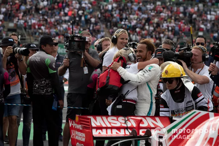 Lewis Hamilton, Mercedes AMG F1 y Angela Cullen, PA, fisio y entrenadora celebran en parc ferme