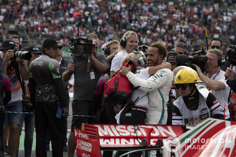 2018 F1 Dünya Şampiyonu Lewis Hamilton, Mercedes AMG F1 ve Angela Cullen, PA, physio , parc ferme