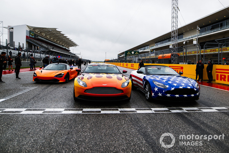 Les voitures du Pirelli Hot Laps sur la piste