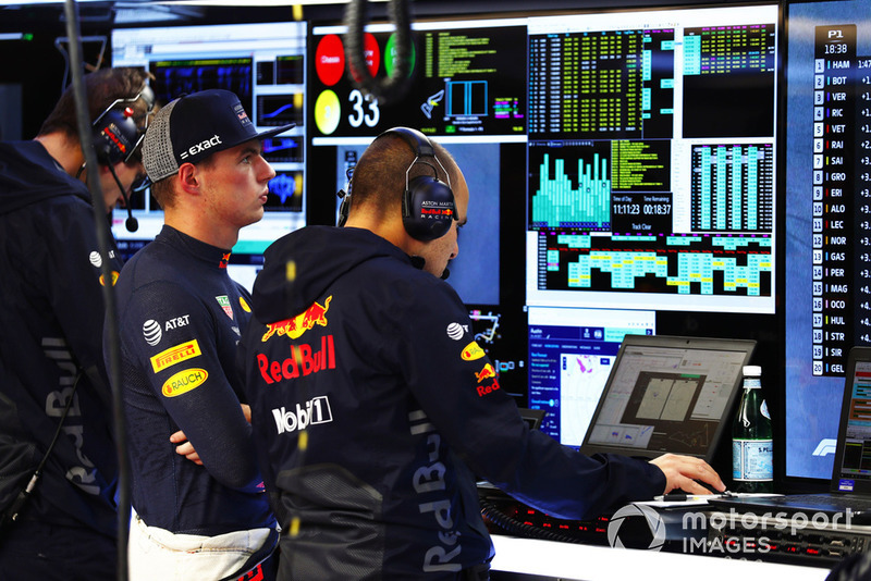 Max Verstappen, Red Bull Racing, étudie les données avec son équipe