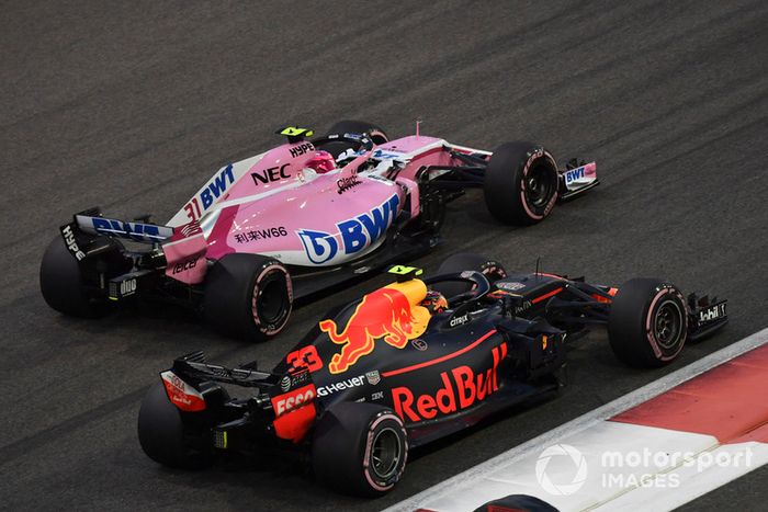 Esteban Ocon, Racing Point Force India VJM11 y Max Verstappen, Red Bull Racing RB14