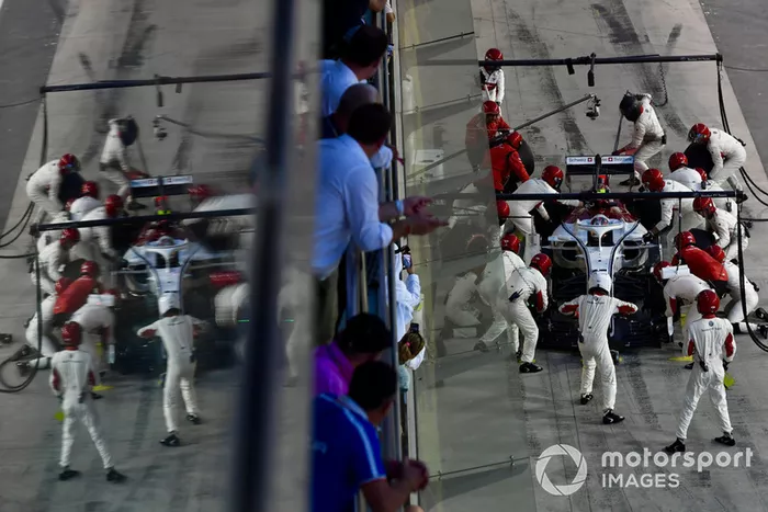 Charles Leclerc, Sauber C37 pit stop 