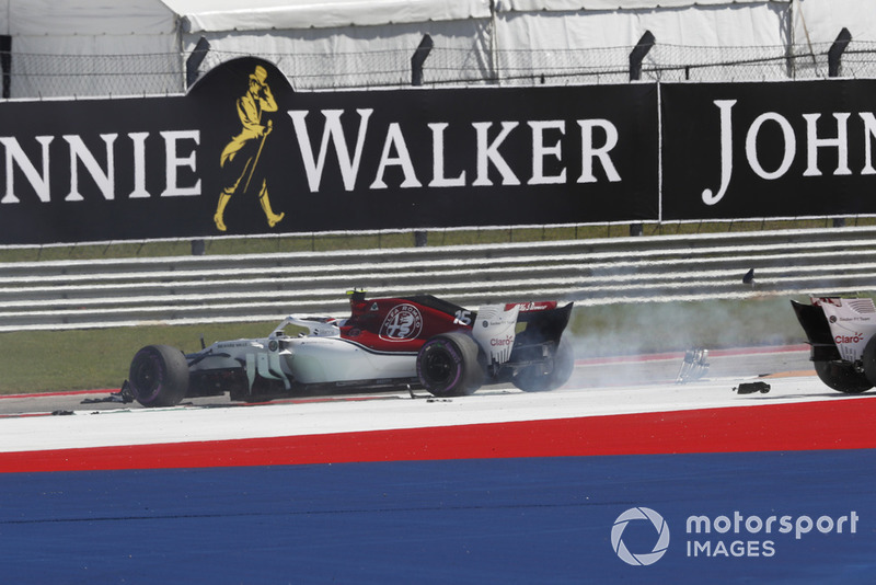 Charles Leclerc, Sauber C37 e Marcus Ericsson, Sauber C37, dopo l'incidente al primo giro