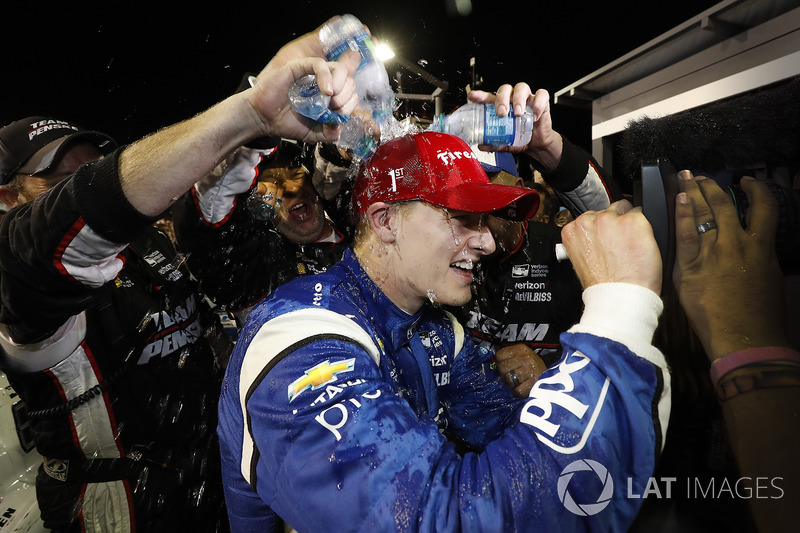 Josef Newgarden venceu o GP de Gateway no sábado à noite e disparou na liderança do campeonato.